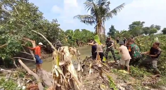 Koramil 0602-16/Ciruas Bersihkan Sampah Dan Pohon Tumbang Di Aliran Sungai