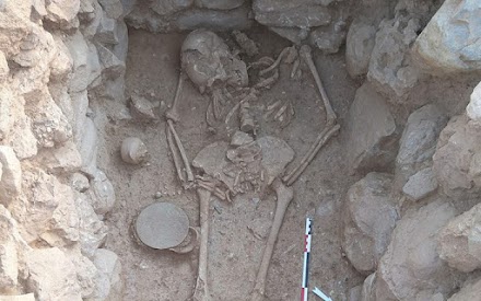 Ο σκελετός μιας γυναίκας ξαπλωμένη στο κρεβάτι της ανακαλύφθηκε από Έλληνες αρχαιολόγους 