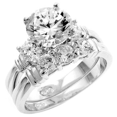  Luxurious engagement ring.