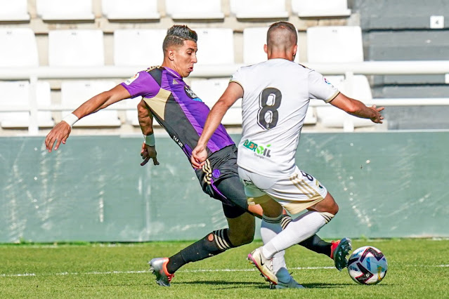 El Yamiq sale al cruce ante Pablo Valcarce. BURGOS C. F. 0 REAL VALLADOLID C. F. 0 Sábado 23/07/2022, 19:00 horas. Partido amistoso. Burgos, estadio El Plantío, 2.000 espectadores.