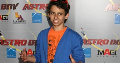 海外セレブ アーティストのファッション Celeb Choice オレンジ ブルーの２トーンカラーで魅せる ストリートカジュアルコーデ Moises Arias モイセス アリアス