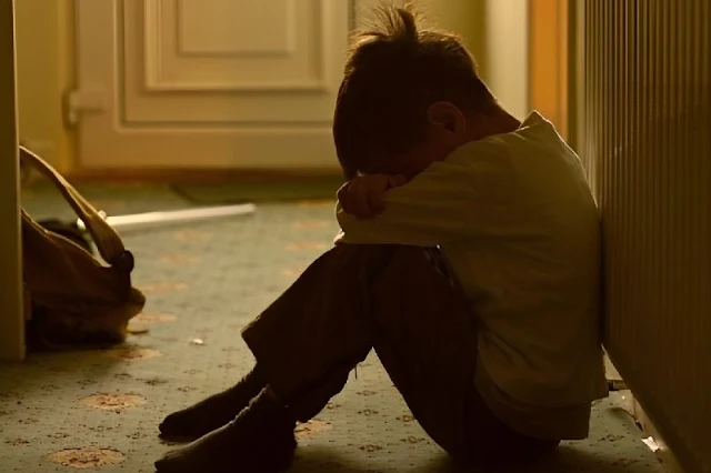 Estudio: los niños experimentan un mayor impacto en su salud mental y situación económica al perder a uno de sus padres en comparación con las niñas.