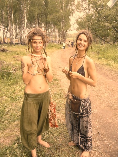 Hippie girls like to be naked