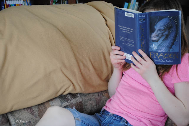 Menina lendo um livro.