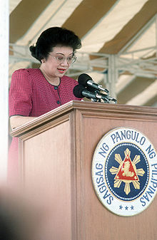 Tổng thống Corazon Aquino phát biểu với nhân viên các căn cứ quân đội tại một cuộc mít tinh ở Remy Field về công ăn việc làm cho các nhân viên người Philippines sau khi người Mỹ rời bỏ các căn cứ