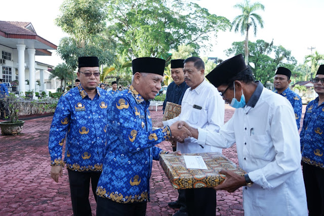 Bupati Asahan Pimpin Upacara HKN dan Menyerahkan Penali Kasih kepada PNS yang Pensiun