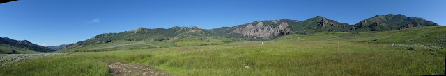 255: large open grasslands with picturesque cliffs beyond