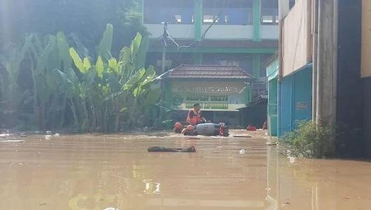 Tinggi Air hingga 3,7 Meter, 7 RW di Pejaten Timur Terendam Banjir
