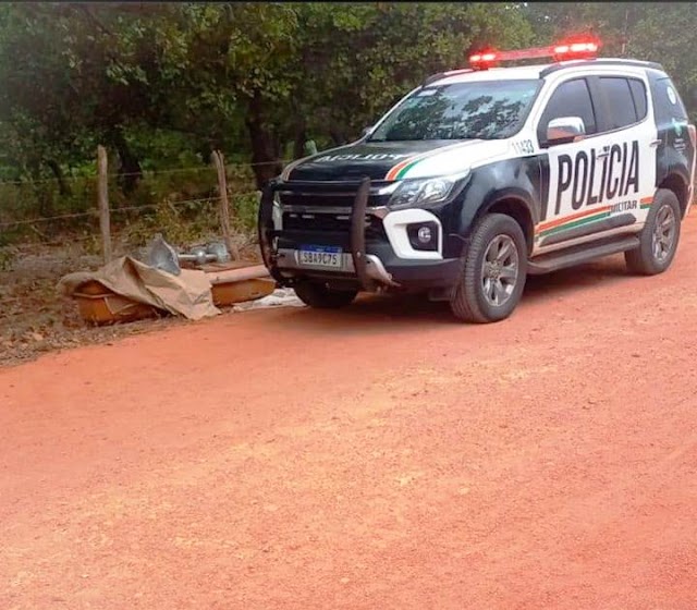 Caixão com corpo é abandonado em estrada após carro de funerária ser roubado no CE