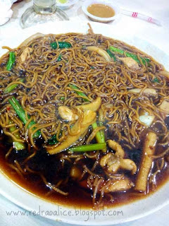 Food lover, foodgasm, Malaysian Cuisine, Malaysian Food, Best food in Malaysia, Travel to Malaysia, What to eat in Malaysia, Chicken Fried Mee, Mee, Mee hoon, Food bloggers in Pakistan, tofu, Yee Mee, Laksa