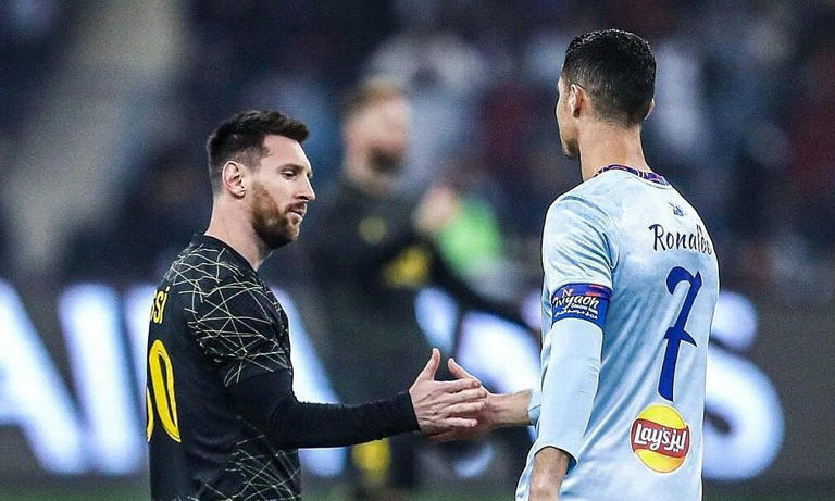 Messi ôm Ronaldo trong trận đấu ở Arab Saudi