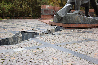 1966 Earthquake monument