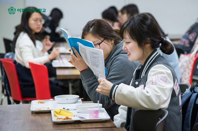 Sinh viên Đại học Nữ Ewha tranh thủ học bài ngay cả lúc ăn