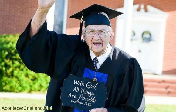 Graduación de anciano en universidad agradeciendo a Dios