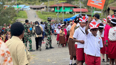    Satgas Mobile Yonif 300 Siliwangi Kawal Kemeriahan Karnaval Hari Pahlawan di Papua