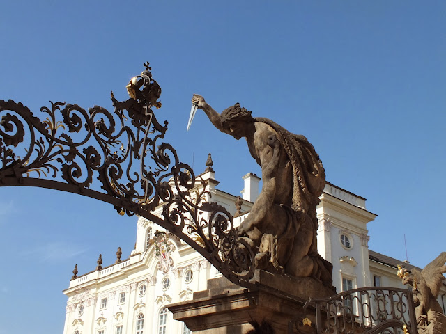 Gigantes en la entrada del castillo de Praga