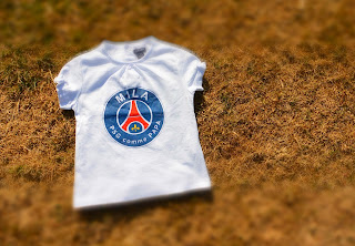 T-shirt prénom personnalisé blanc manches courtes. Motif au pochoir et peinture tissu fait main. thème PSG comme papa et prénom