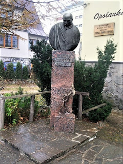 Zakopane, pomnik Kornela Makuszyńskiego - https://commons.wikimedia.org/