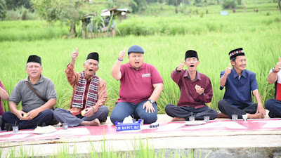 Ditengah Hamparan Sawah, Bupati Tapsel "Ngopi Bareng" Bersama Masyarakat Adat HATABOSI