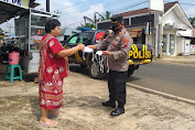   Sambil Patroli, Polsek Pengadegan Bagikan Masker untuk Warga