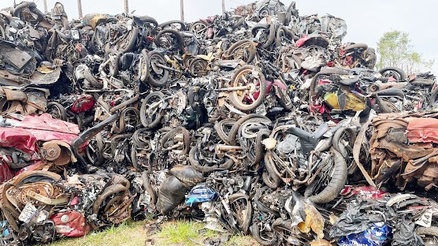 PM destrói centenas de motos, carros e caminhões em Goioerê - FOTOS