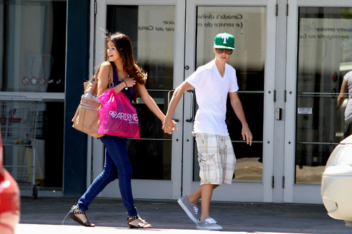 selena gomez and justin bieber 2011 june. Justin Bieber y Selena Gomez