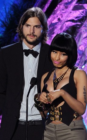 nicki minaj 2011 mtv movie awards. Nicki Minaj y Ashton Kutcher