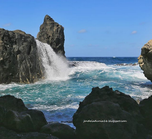 [http://FindWisata.blogspot.com] Pantai Nambung Lombok, Pantai Yang Memiliki Pesona Alam Yang Luar Biasa Dan Air Terjun Yang Berada Di Tengah Pantai