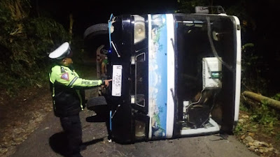 Polres Malang Turun Tangan dalam Penanganan Kecelakaan di Tanjakan Daun Sempal Pantai Balekambang