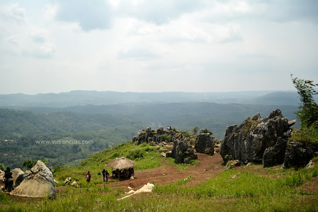 Cerita perjalanan dari Kota Bandung ke Stone Garden, Padalarang. Rute angkutan umum, harga tiket, dan apa saja yang ada di Stone Garden? baca aja ya!