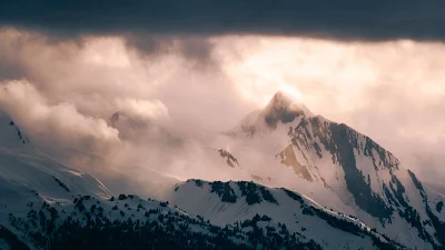 Plano de Fundo Linda Imagem Montanha e Nuvens