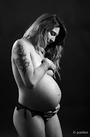 Embarazada con de 7 meses con tatuajes en estudio, foto en blanco y negro realizada por Cristian Moriñigo en Positive, Roldán, Argentina.