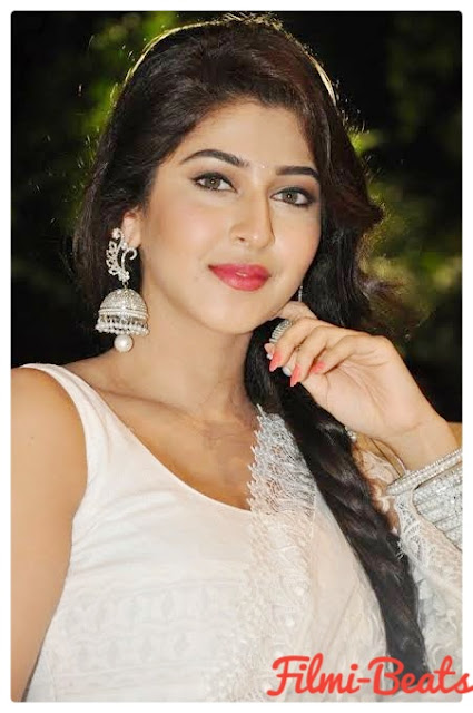 Biography and wallpapers of Sonarika Bhadauria.