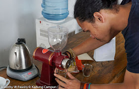 Indonesia - Bandung - Yellow Truck Coffee Linggawastu - Manual coffee brewing workshop - Grinding the coffee beans