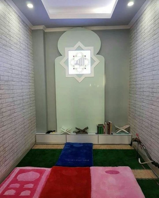 ruang sholat sederhana di dalam rumah minimalis