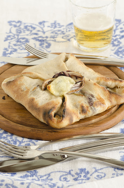 Fagotto di pizza con radicchio di Treviso e Gorgonzola  e caciocavallo