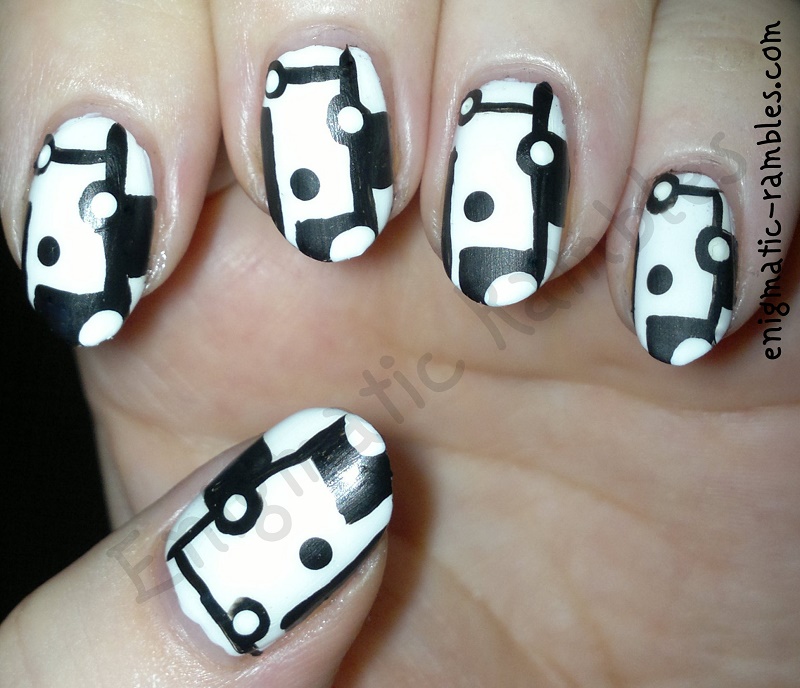 1960-1960s-freehand-abstract-monochrome-nails-nail-art