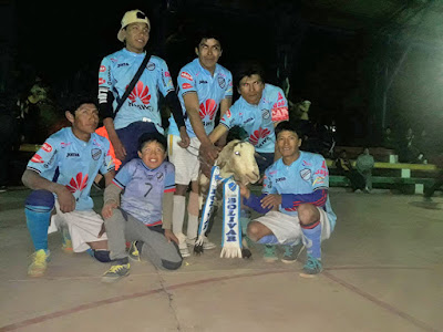 Am Wochenende endete das vom Colegio veranstaltete Mini-Fußballturnier BOLIVAR Campeon. Ich kicke da nicht mehr mit. Hugo Maizares, Franz, Huguito vertreten die Pfarrei. In Bolivien bin ich aber Fan von Bolivar. Der Club EL STRONGEST hat das Trikot in den Farben von Borussia Dortmund [deshalb möge ich die nicht].