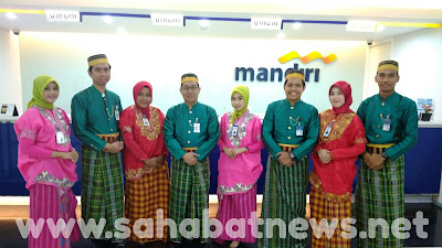 Peringati Hari Kartini, Karyawan Bank Mandiri Pinrang Kenakan Pakaian Tradisional