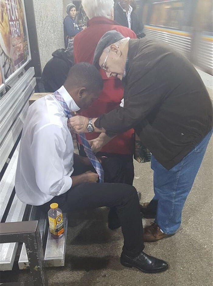 30 Heartwarming Photos That Restored Our Faith In Humanity - A Stranger Helping Out Another Stranger Struggling With His Tie