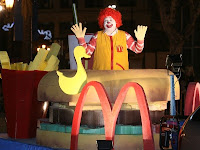 Carroza con chico disfrazado de Ronald McDonald