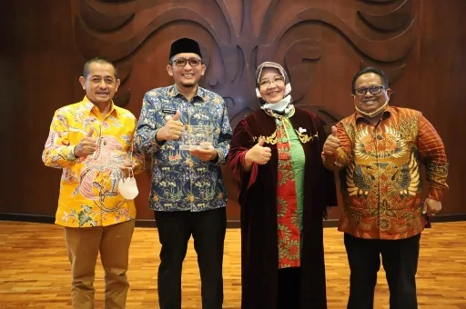 Duo Penghargaan UI Green Metric, Untuk Wako Hendri Septa