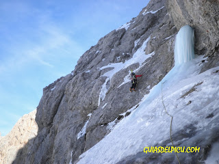 Guias de montaña para escalar en invierno  en los Picos de Europa, cara norte del Tesorero, Guiasdelpicu.com