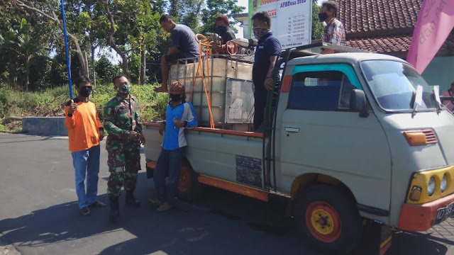 Babinsa Koramil 02 Jogonalan Melakukan Penyemprotan Disinfektan Secara Berkala Didesa Binaan