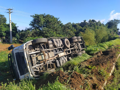 Caminhão com carga de melão tomba na BR-101 após motorista cochilar