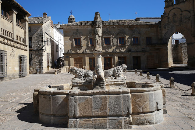 Fuente de piedra en una plaza medieval antigua de la ciudad.