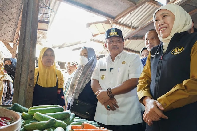 Kang Marhaen mendampingi Khofifah saat mengunjungi Pasar Wage Nganjuk pada Selasa 5 April 2023