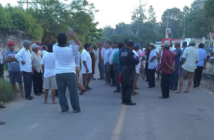 Ejidatarios de Tepich mantienen bloqueo carretero en protesta por la falta de pagos