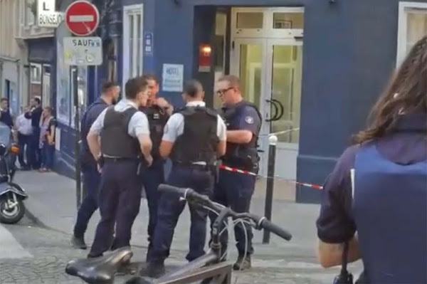 [VIDEO] - Paris : Un automobiliste refuse le contrôle et fonce sur les policiers qui ouvrent le feu