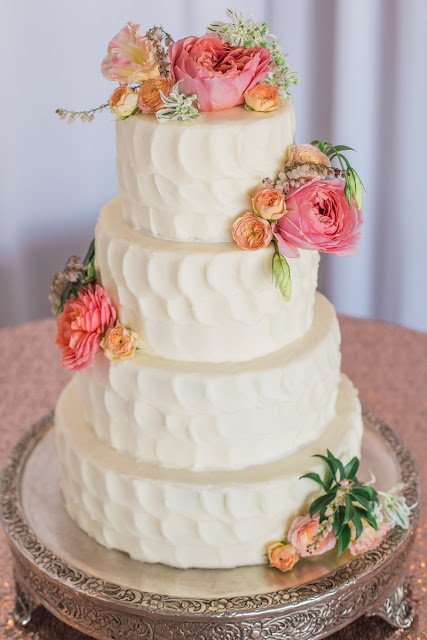 Montna Wedding Cake: Just Desserts / Photography: Mackenzie Keough / Florist: Mums Flowers 